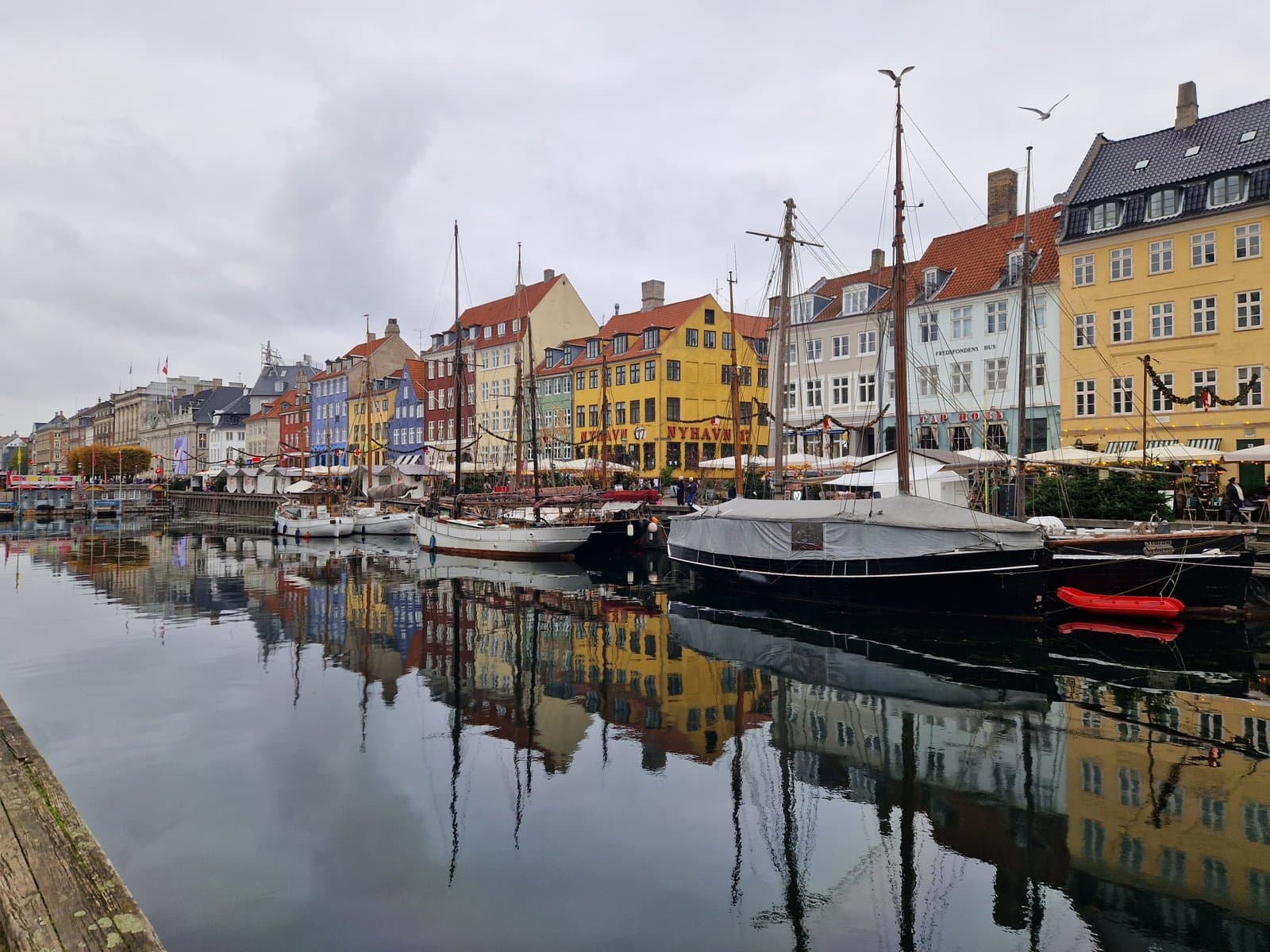 Fargerike hus og båter langs Nyhavn
